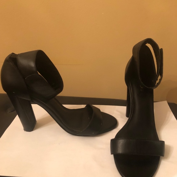 Le Chateau Heels Size 7.5 - Picture 3 of 4